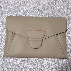Trouve Clutch